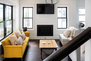 Smart TV, chimenea, tenis de mesa y libros