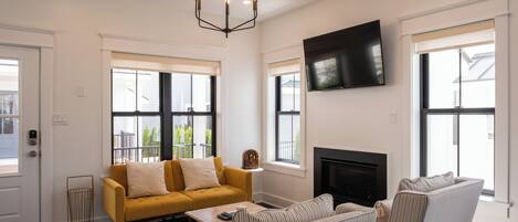 تلفزيون ذكي، مدفأة، تنس طاولة، كُتُب