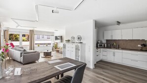 A modern apartment with a dining area, kitchen, and living space. - 1 bedroom cozy apartment in Seewald (Seewald)