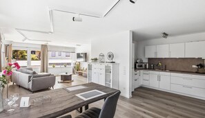 Frigorífico, microondas, placa de cocina y cafetera o tetera