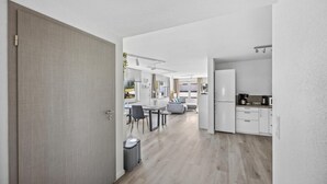 A modern apartment with a kitchen, dining area, and living room. - 1 bedroom cozy apartment in Seewald (Seewald)