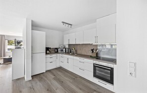 Frigorífico, microondas, placa de cocina y cafetera o tetera