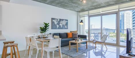 Deluxe Apartment | Dining room