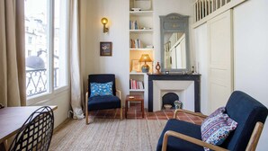 Unclassified image, 3 of 22, button - Central Duplex Notre Dame (Paris)