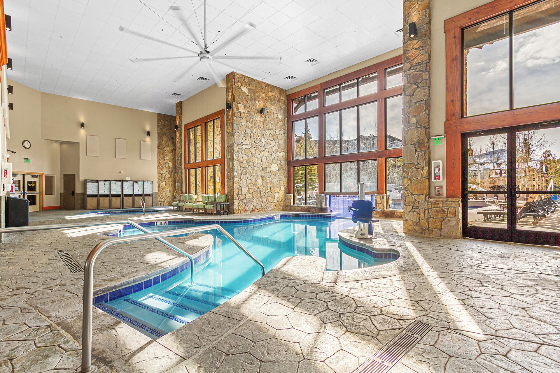 Una piscina cubierta, una piscina climatizada