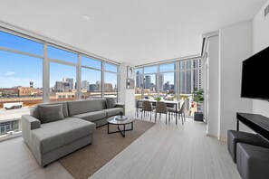 Living area - Level - Fulton Market spacious 2 bedroom, 2 bath suite with full kitchen (Chicago)