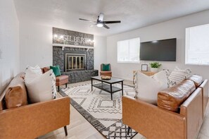 Living area - The Good Time House in Downtown Gilbert (Gilbert)