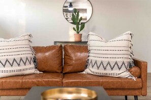 Living area - The Good Time House in Downtown Gilbert (Gilbert)