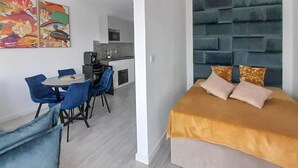 Ein Schlafzimmer mit einem Bett, einem Schreibtisch und Stühlen.