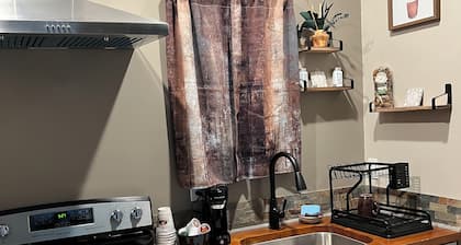 Cozy 1-bed, 1-bath, kitchenette Guest House in San Diego.