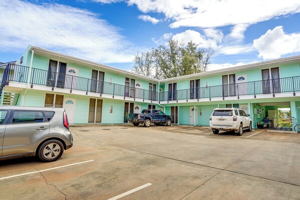 Um motel de dois andares com estacionamento.