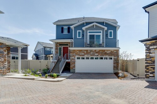Unwind & Explore the City! Convenient Aurora Home