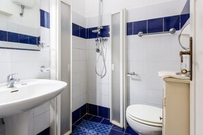 Shower, hair dryer, towels, shampoo - Montebello Place in Florence by Mmega (Firenze)