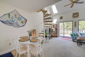 Dining - Balcony & Community Perks: Condo in Surfside Beach (Surfside Beach)