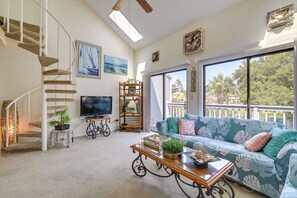 TV - Balcony & Community Perks: Condo in Surfside Beach (Surfside Beach)