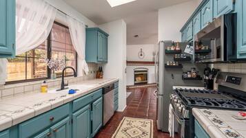 冰箱、微波炉、烤箱、炉灶