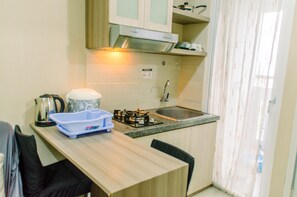 Private kitchen - Comfort And Simply 2Br At Green Pramuka City Apartment (Jakarta)