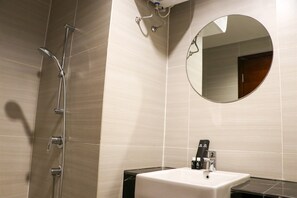 Studiolejlighed | Badeværelse | Bruser, håndklæder