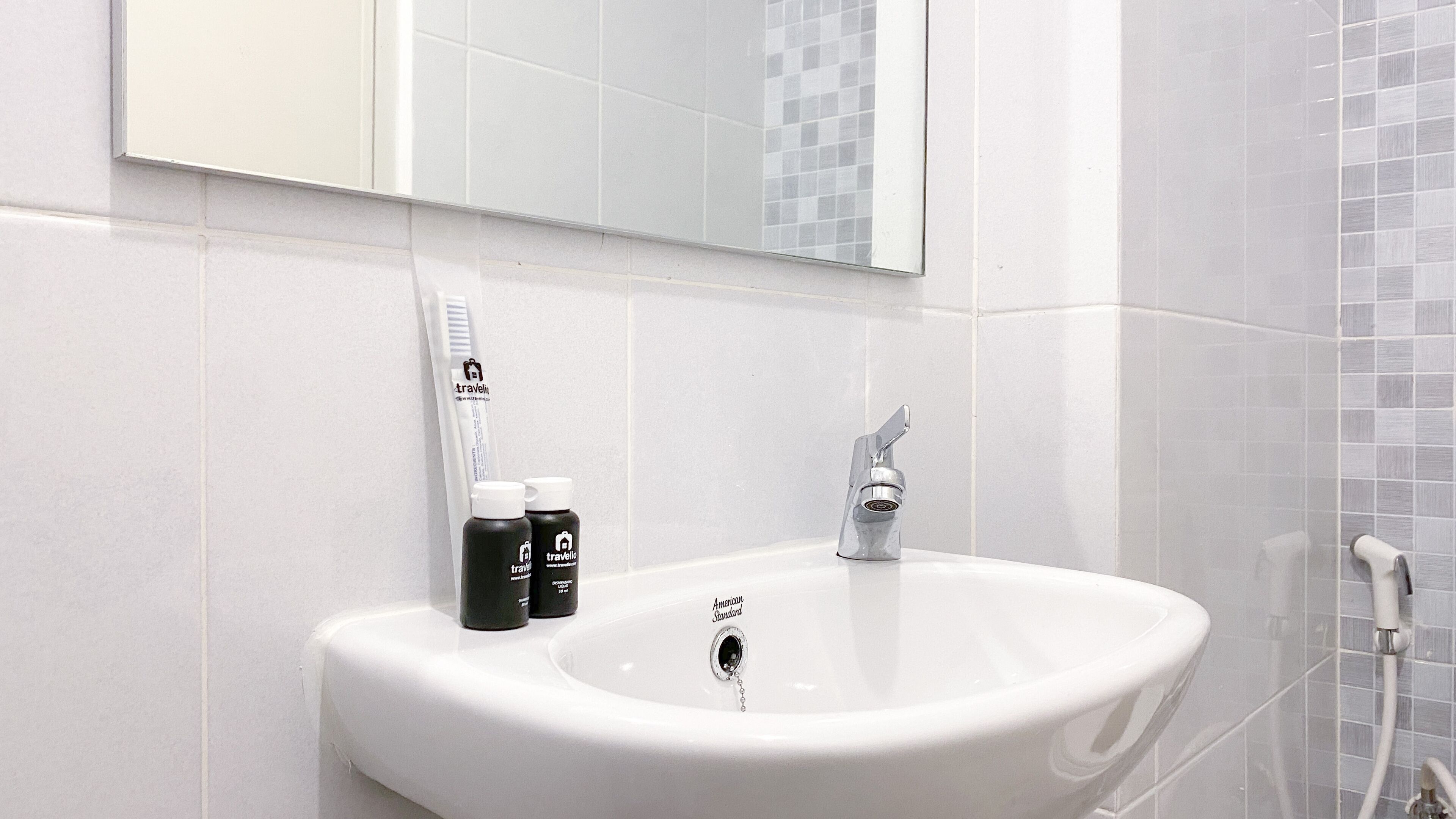 Studio | Bathroom | Shower, towels