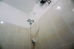 Studio | Badezimmer | Kostenlose Toilettenartikel, Handtücher