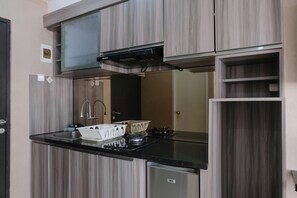 Private kitchen - Spacious Studio With Extra Room At Grand Asia Afrika Apartment (Bandung)