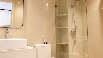 Studiolejlighed | Badeværelse | Bruser, gratis toiletartikler, håndklæder