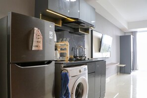 Private kitchen - Beautiful Pool View Homey Spacious Studio At West Vista Apartment (Jakarta)