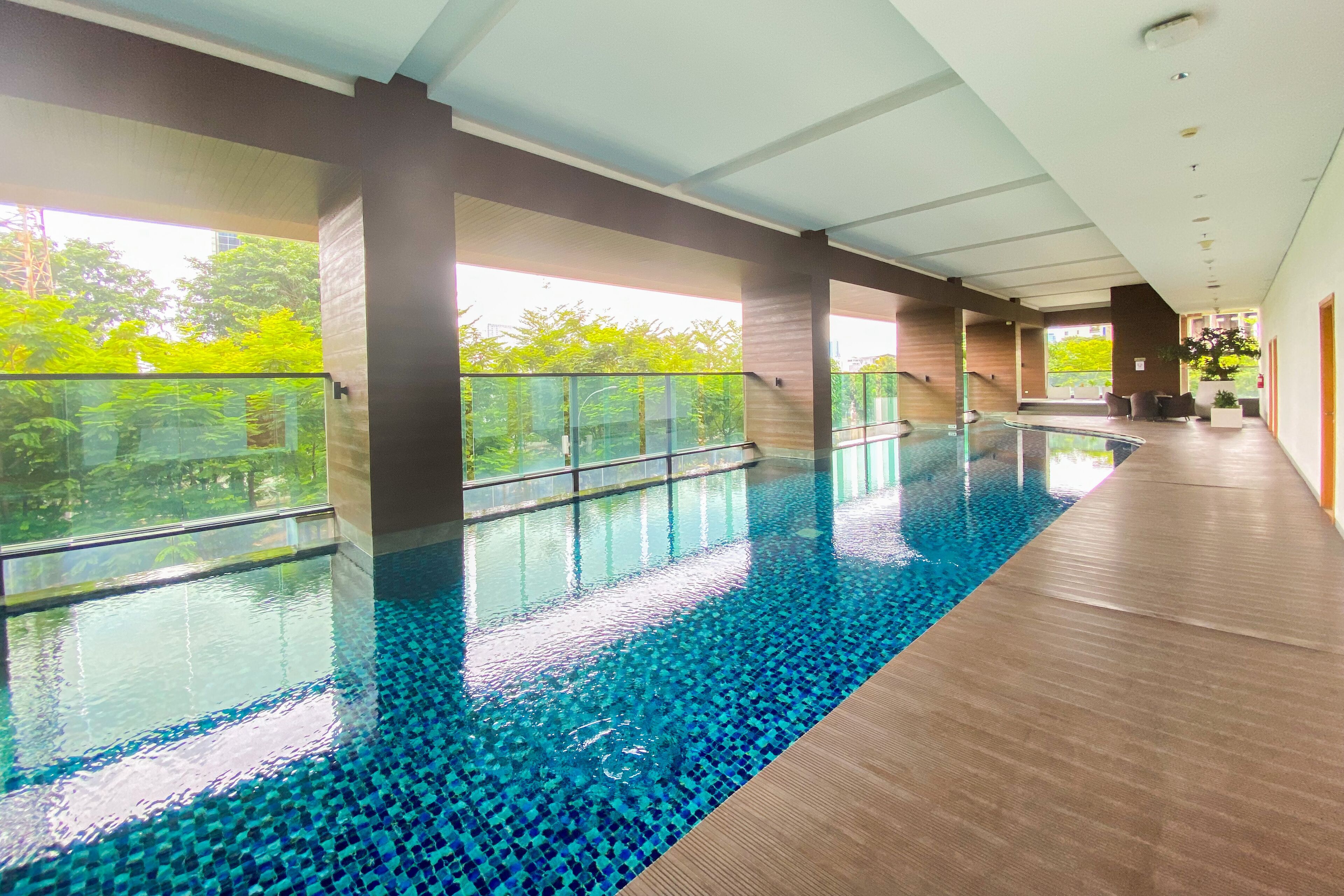 Una piscina al aire libre