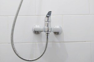 Studio | Bathroom | Shower, towels