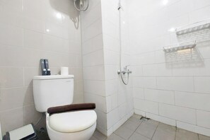 Studio | Bathroom | Shower, towels - Homey And Cozy Living Studio Taman Melati Sinduadi Apartment (Pogung Lor)