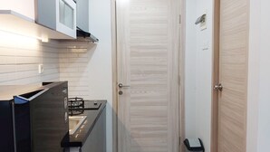 Una cocina moderna con estufa integrada, un lavamanos y una puerta de madera.