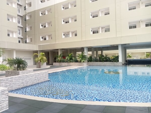 Outdoor pool - Simply Look Studio At Loftvilles City Apartment (South Tangerang)