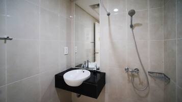 Apartment | Bathroom | Separate tub and shower, towels