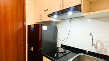 Studio | Private kitchen | Full-size fridge, stovetop