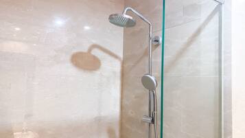 Studio | Bathroom | Shower, towels