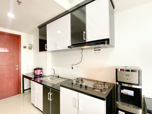 Studio | Private kitchen | Mini-fridge, stovetop - Best Deal And Cozy Studio Tamansari Mahogany Karawang Apartment (Karawang)