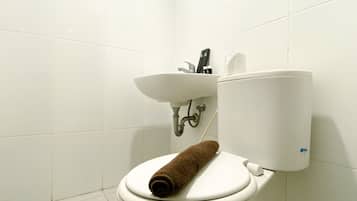 Studio | Bathroom | Shower, towels