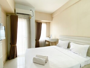Free WiFi - Cozy Stay Studio Tamansari Mahogany Karawang Apartment (Karawang)