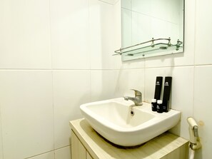 Studio | Badezimmer | Dusche, kostenlose Toilettenartikel, Handtücher