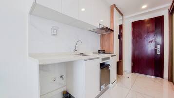 Studio | Private kitchen | Full-size fridge, stovetop