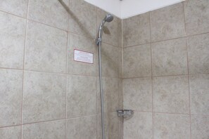 Departamento | Baño | Tina y regadera independientes y toallas 