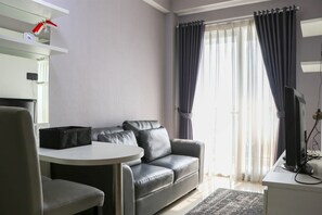 Living area - Minimalist And Warm 1Br Signature Park Grande Apartment (Jakarta)
