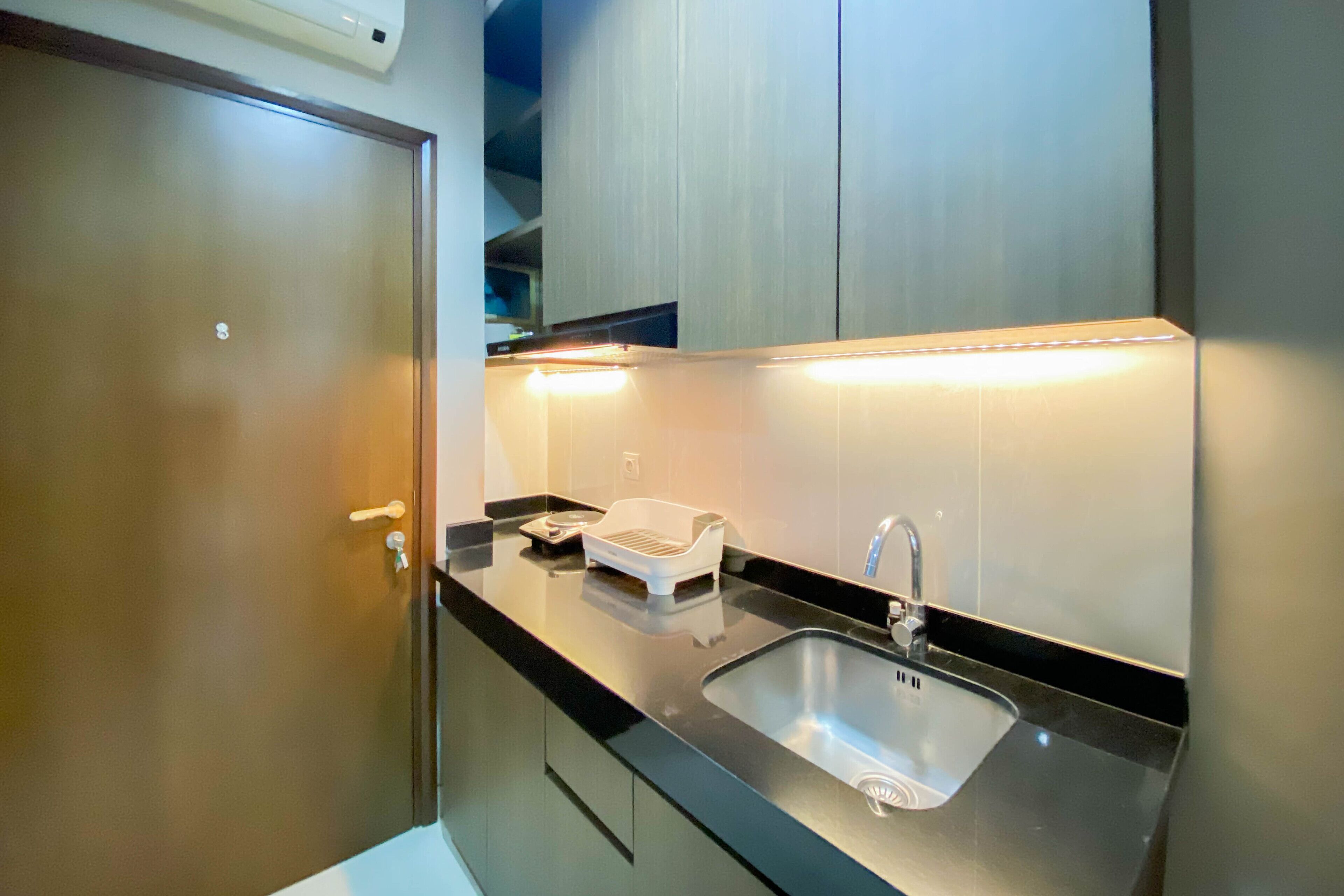 Estudio | Cocina privada | Refrigerador con congelador y parrilla de estufa 