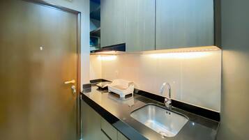 Estudio | Cocina privada | Refrigerador con congelador y parrilla de estufa