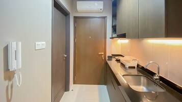 Estudio | Cocina privada | Refrigerador con congelador y parrilla de estufa