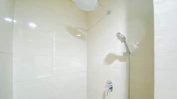 Estudio | Baño | Regadera y toallas