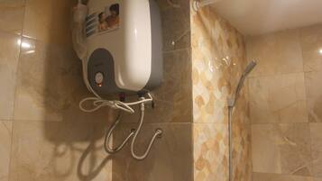 Apartemen | Kamar mandi | Shower dan handuk