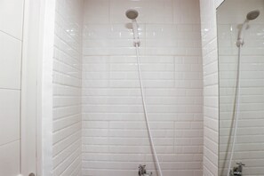 Studio | Bathroom | Shower, towels