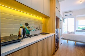 Monolocale | Cucina privata | Frigorifero con congelatore, piano cottura
