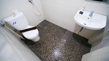 Studio | Bathroom | Shower, towels